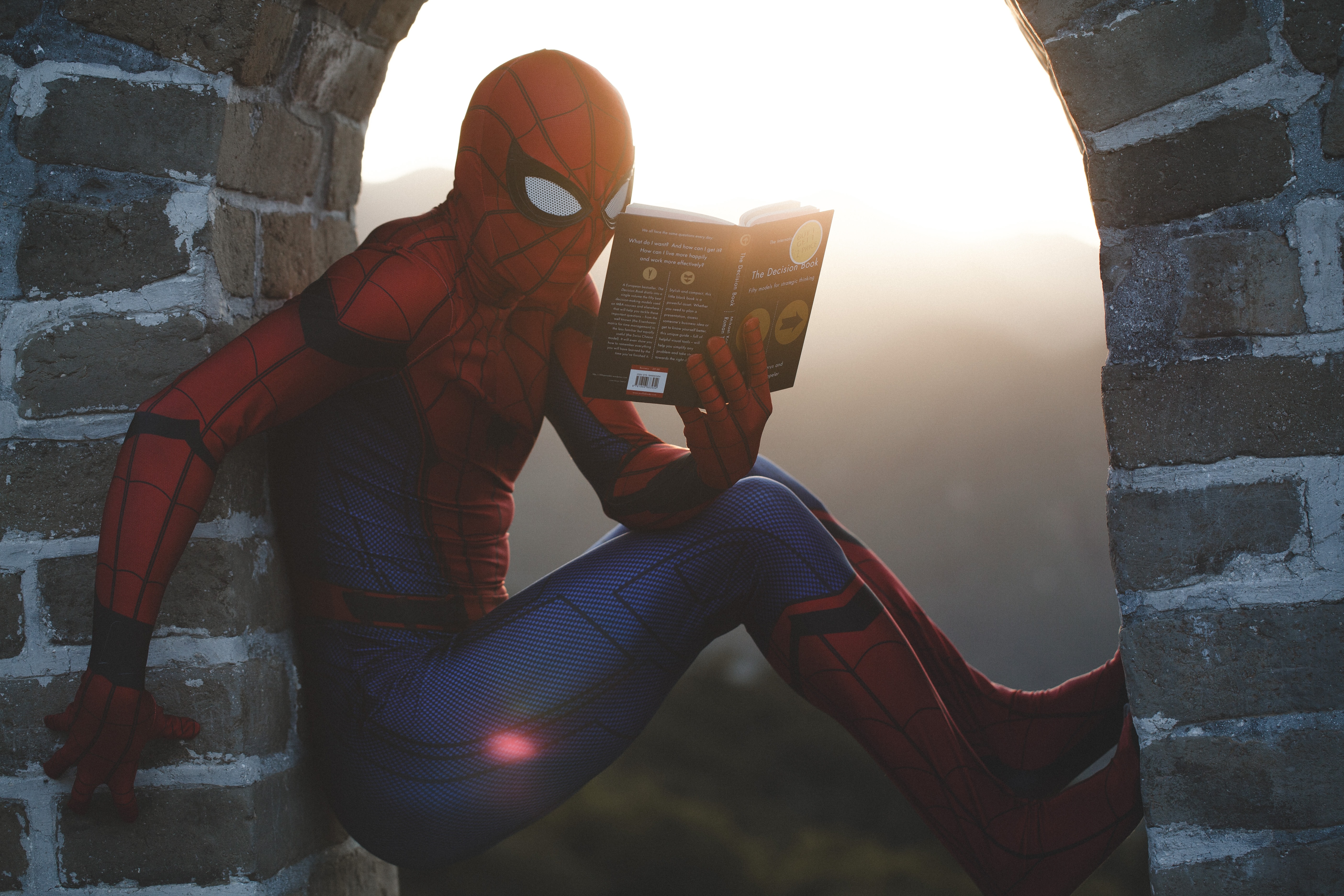 spiderman czytający książkę storytelling na blogu prawniczym